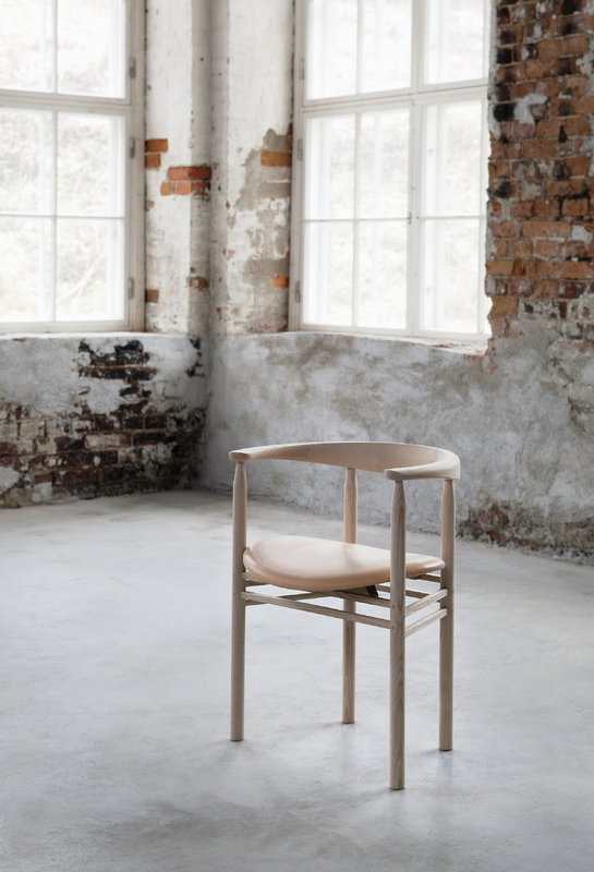 Linea Chair w/ Arms