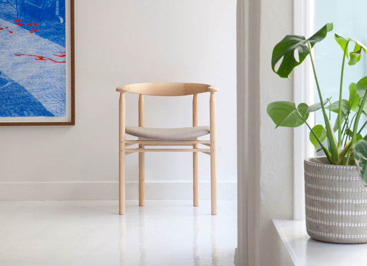 Linea Chair w/ Arms